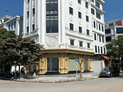 Cho thuê biệt thự ngõ 214 Nguyễn Xiển ,120m x 5 tầng 1 tum thông sàn , thang máy riêng phù hợp kinh 0