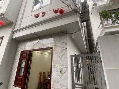 Nhà lô góc thanh am, 2 mặt thoáng, dân xây, dt 31m2 x 4 tầng, chỉ 3.x tỷ 0