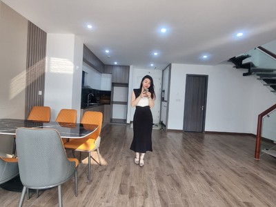 Bán gấp căn penhouse 132m2 với 3pn 4wc cực đẹp, tặng full đồ, 2 tầng 0