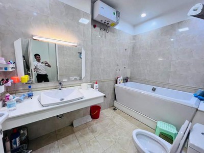 Bán nhà phân lô phố trần quốc hoàn diện tích 36/41t2m chủ xây 6 tầng mặt tiền 3.6m giá chào bán 4