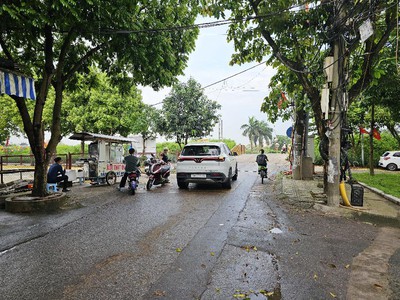 Hot  giá bán gấp đất giang biên, ngõ ô tô matis, dt 62m2, mt 3.5m, giá hơn 2 tỷ. 0