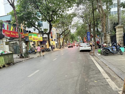 Nhà lô góc - ô tô vào nhà - kinh doanh sàm uất - hai thoáng - nhà đẹp - trung tâm cầu giấy - hà nội 0