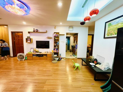 Bán gấp căn hộ chung cư 173 xuân thuỷ, 100m, 3 ngủ 2wc, tầng trung, nội thất đẹp, giá 5.5 tỷ 1