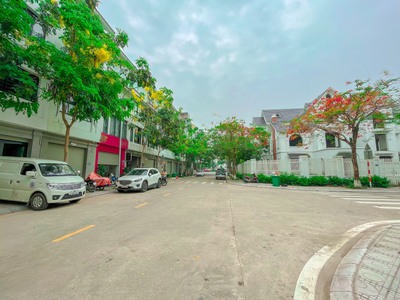 Chính chủ bán căn nhà Liền kề tâm huyết C49 - Ô20  đẹp nhất khu C Geleximco loại diện tích 80m  .  V 2