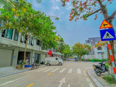 Chính chủ bán căn nhà Liền kề tâm huyết C49 - Ô20  đẹp nhất khu C Geleximco loại diện tích 80m  .  V 3