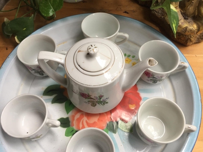 Bộ ấm chén sứ Hải dương hoa hồng huyền thoại loại chén 2 hoa 2 bên, trên thị trường thường bán của T 3