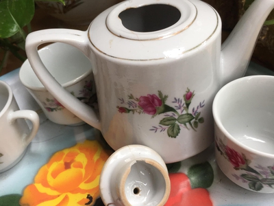 Bộ ấm chén sứ Hải dương hoa hồng huyền thoại loại chén 2 hoa 2 bên, trên thị trường thường bán của T 1