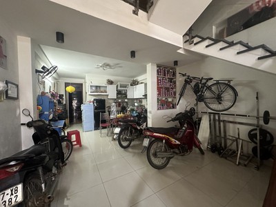 Mặt tiền lê sát ngay chợ đầu mối, 90m2, 3 tầng kd vip 0