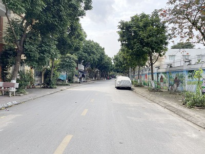 Cần bán 300m2 lô góc, mặt ngõ 195 Phúc Lợi. Hiện đang cho thuê 25tr/tháng 0
