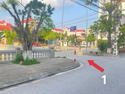 Chỉ 2,x tỷ có gần 52m2 vĩnh ngọc chân cầu nhật tân-mt 4,5m - ô tô trong khu đất- 15m ra trục 0