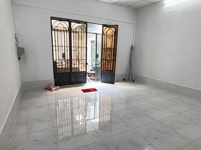 18. chủ gửi: cho thuê nhà 4 triệu gần cầu quang trung mới lăn bê 0