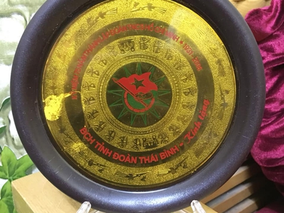 Đĩa đồng lưu niệm Tỉnh đoàn Thái Bình, đế nhựa trong suốt, Kích thước đk 16 cm. Giá bán: 170k chưa g 0