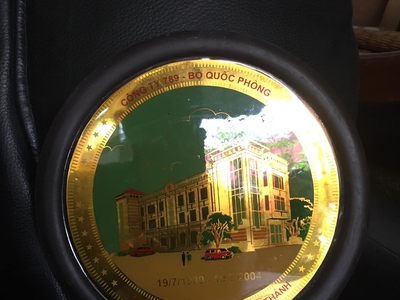 Đĩa Tổng công ty 789 -Bộ Quốc phòng nhân 15 năm xây dựng và trưởng thành, chất liệu đồng   gỗ, đk 1 0