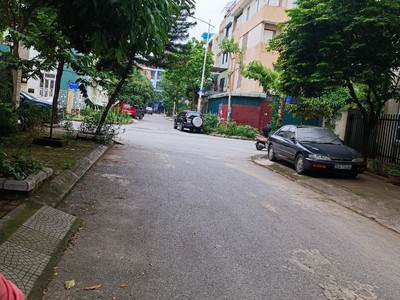 Chính chủ cần bán nhà hàng hiếm còn sót lại liền kề kđt văn khê.lh: 0984.394.998 2