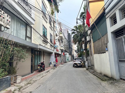 Bán gấp nhà phố cổ linh 42m, 5 tầng. ngõ nông, thẳng tắp, ô tô 7 chỗ đỗ cửa dễ dàng. giá 4,45 tỷ. 0