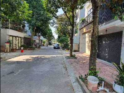 Bán đất phân lô thạch bàn, oto tránh gần chợ hướng đông vuông 75m, mặt tiền: 5m, 9 tỷ 8 2