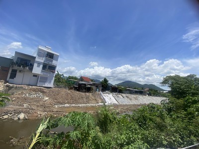 Giá 12,2 tr/ m2 có ngay  nhà thị trấn diên khánh, đường thông 5m, sau nhà là bờ kè thông ra sông 4