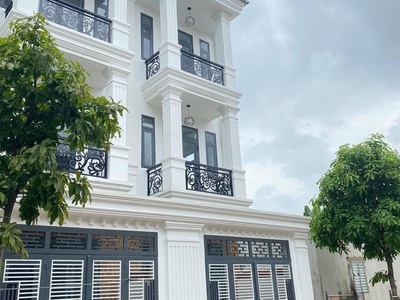 Bán nhà 3 tầng ngay TP Tân Uyên liền kề vòng xoay kim hắng 3