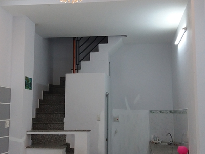Cho thuê nhà mặt tiền nguyên căn, đường nhựa 6m 4