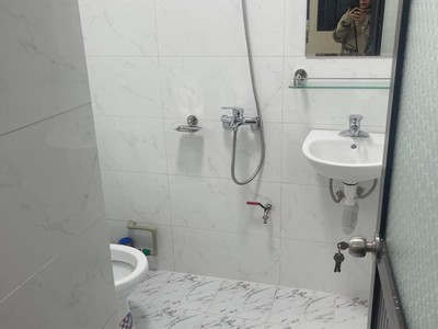 Chính chủ cho thuê phòng tầng 3 trong nhà mới xây tại nguyễn khang. 4