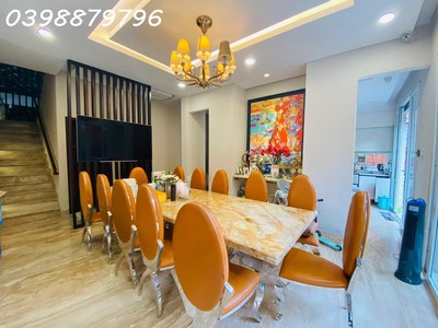 Chính chủ gởi bán siêu biệt thự quận 7,cạnh  phú mỹ hưng 240 m2 ,8 pn 2
