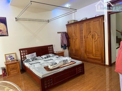 Trực tiếp chính chủ 3 tầng mới mặt tiền đường 10m5 núi thành gần 30 tháng 4 1