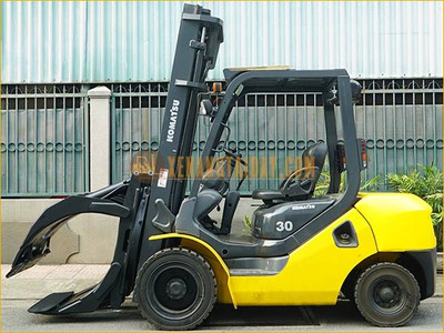 Xe nâng dầu 3 tấn KOMATSU trang bị kẹp giấy tròn, khung cao 4m, đời mới nhất -17 0