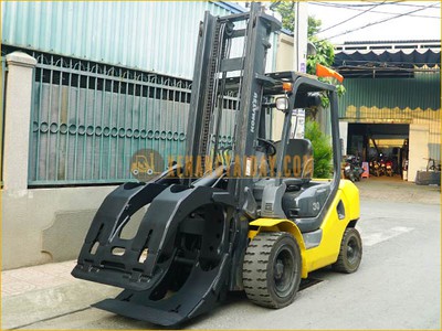 Xe nâng dầu 3 tấn KOMATSU trang bị kẹp giấy tròn, khung cao 4m, đời mới nhất -17 2