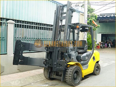 Xe nâng dầu 3 tấn KOMATSU trang bị kẹp giấy tròn, khung cao 4m, đời mới nhất -17 3