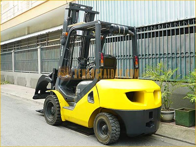 Xe nâng dầu 3 tấn KOMATSU trang bị kẹp giấy tròn, khung cao 4m, đời mới nhất -17 4