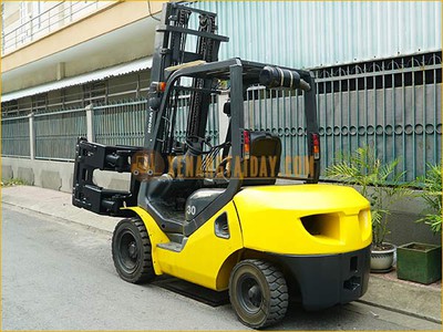 Xe nâng dầu 3 tấn KOMATSU trang bị kẹp giấy tròn, khung cao 4m, đời mới nhất -17 5