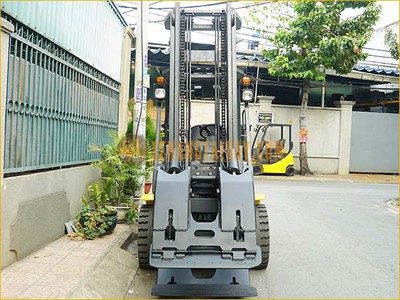 Xe nâng dầu 3 tấn KOMATSU trang bị kẹp giấy tròn, khung cao 4m, đời mới nhất -17 6