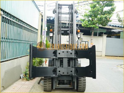 Xe nâng dầu 3 tấn KOMATSU trang bị kẹp giấy tròn, khung cao 4m, đời mới nhất -17 7