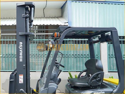 Xe nâng dầu 3 tấn KOMATSU trang bị kẹp giấy tròn, khung cao 4m, đời mới nhất -17 12