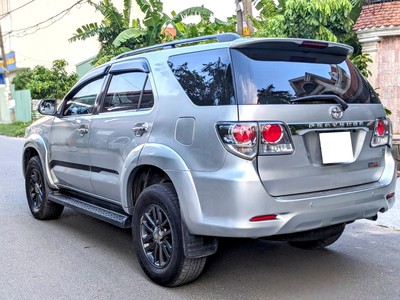 Bán xe Toyota Fortuner 2015 dầu, số sàn, màu bạc. 2