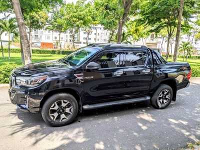 Bán xe Toyota Hilux 2019, số tự động 2 cầu 4x4, màu đen 2