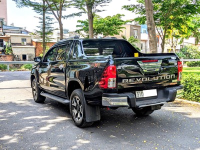 Bán xe Toyota Hilux 2019, số tự động 2 cầu 4x4, màu đen 4