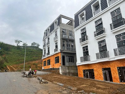 Tìm đâu ra nhà ngay trung tâm sapa với giá chỉ khoảng 60tr/m2 - chỉ 1 phút là ra hồ sapa 2