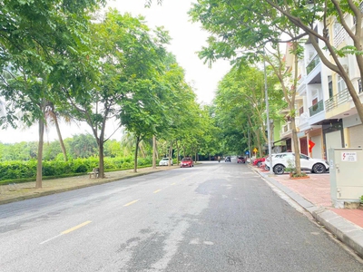 Bán đất mặt phố Hồng Châu, khu Hải Hà, TP HD, 70m2, mt 4.5m, đường 20.5m, gần hồ 2