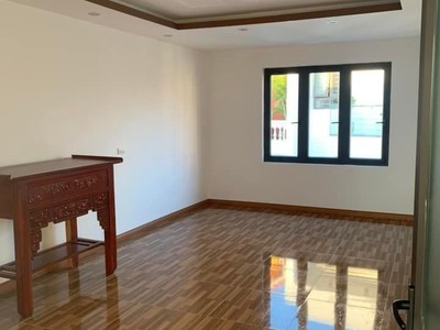 Bán nhà nguyễn văn linh, diện tích 50m 4 tầng giá 4.55 tỉ ngõ ô.tô tránh nhau gần chợ hàng mới 4