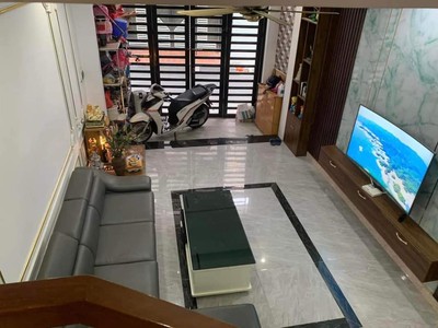 Bán nhà nguyễn văn linh, diện tích 50m 4 tầng giá 4.55 tỉ ngõ ô.tô tránh nhau gần chợ hàng mới 1