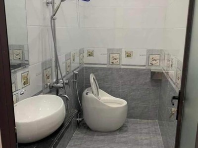 Bán nhà nguyễn văn linh, diện tích 50m 4 tầng giá 4.55 tỉ ngõ ô.tô tránh nhau gần chợ hàng mới 3