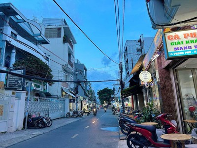 Chính chủ cho thuê nhà mặt tiền 1 trệt 1 lầu, diện tích sử dụng 160m2, 4 phòng ngủ, kinh doanh đẹp 2