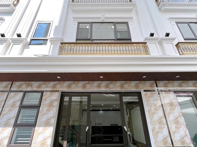 Cho thuê nhà 4 tầng đường  Nguyễn Bỉnh Khiêm, nhà xây mới, oto đỗ tận cửa. 0