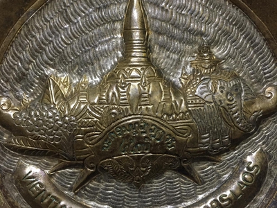 Đĩa phù điêu 450 năm Vientiane Lào hoa văn tinh xảo, chi tiết, chất liệu đồng mạ bạc, có móc treo tư 1