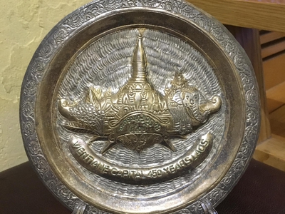 Đĩa phù điêu 450 năm Vientiane Lào hoa văn tinh xảo, chi tiết, chất liệu đồng mạ bạc, có móc treo tư 0