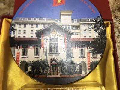 Chặn giấy pha lê Trụ sở bộ thông tin và truyền thông 18 Nguyễn Du Hà Nội kính tặng đồng chí Lê Nam T 1