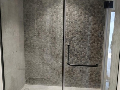 Lựa chọn vách kính và phụ kiện màu đen cho phòng tắm nhỏ. 0