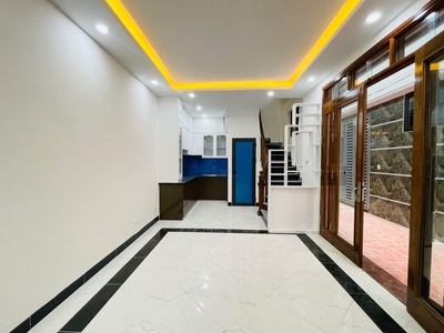 Cho thuê nhà mặt phố giải phóng ngã 3 đèn đỏ, 50m.x 4 tầng mt 4,5m 25tr vỉa hè 3,5m 0