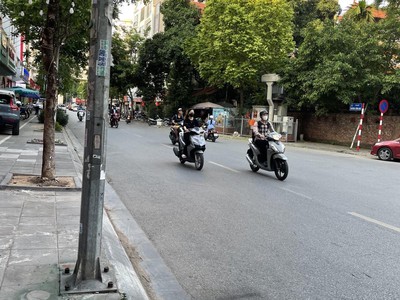 Bán mặt phố trương công giai cầu giấy vỉa hè 5m oto tránh 2 chiều kd vô địch 55m x 5t 0